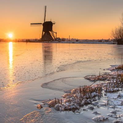 Holland kinderdijk windmills sunrise zonsopkomst winter ijs ice holland light sunrise windmill molen schaatsen zonsopkomst 